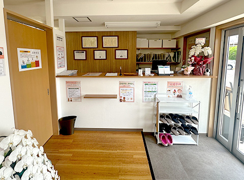 くま整骨院の玄関前